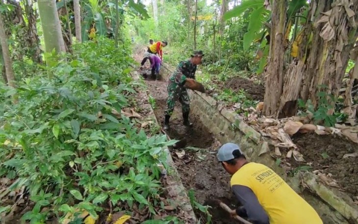 Babinsa dan Warga Gotong Royong Bersihkan Saluran Irigasi