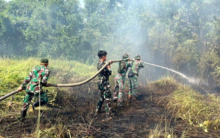 Padamkan Bara di Balik Gambut, Satgas Darat Lanud Sjamsudin Noor Jaga Permukiman Dari Ancaman Karhutla