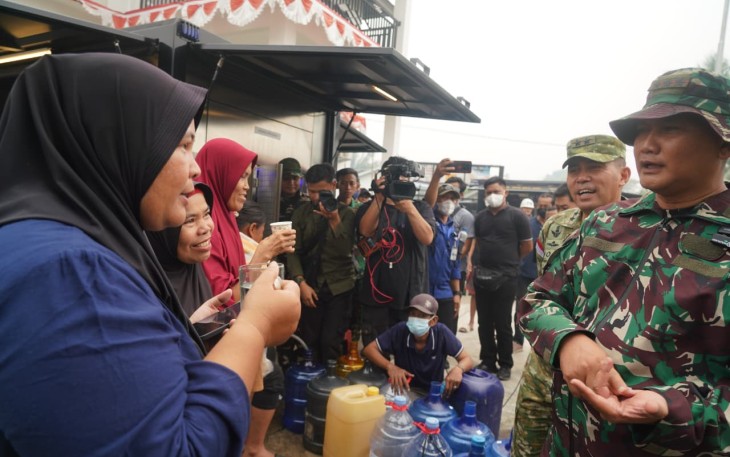 Kemarau Panjang Melanda Kalbar, TNI Salurkan Air Bersih Siap Minum untuk Warga Terdampak
