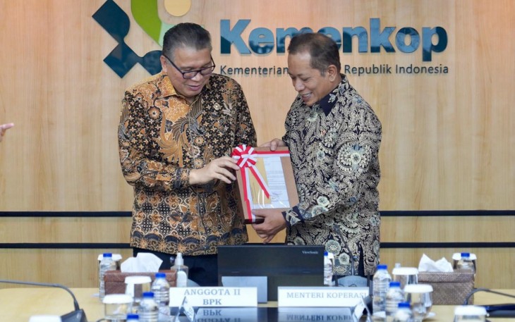 Menkop Ferry Juliantono menerima Opini WTP BPK Tahun Anggaran 2025