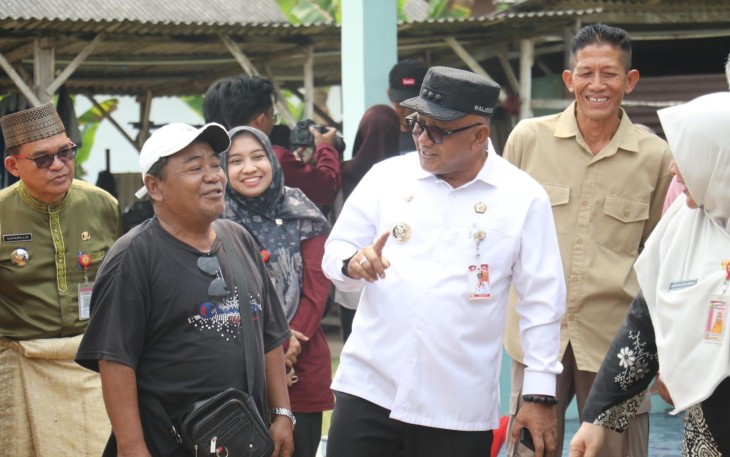 Wako Lis serahkan secara langsung kartu Bima Sakti dan Kebutuhan Pokok