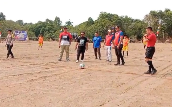 Tendangan Perdana Camat Singkep Barat Tandai Pembukaan Mini Soccer Tanjung Irat ke-V