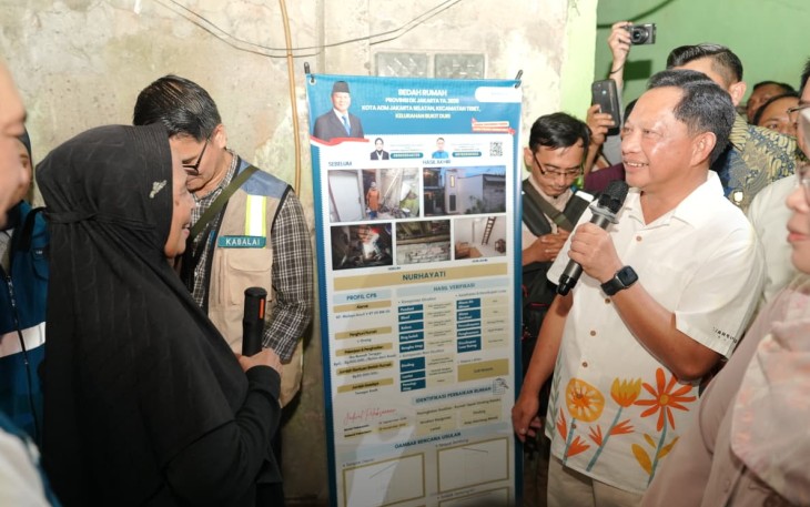 Menteri Dalam Negeri (Mendagri) Muhammad Tito Karnavian meninjau pelaksanaan Program Bedah Rumah di Kelurahan Bukit Duri, Kecamatan Tebet, Jakarta Selatan