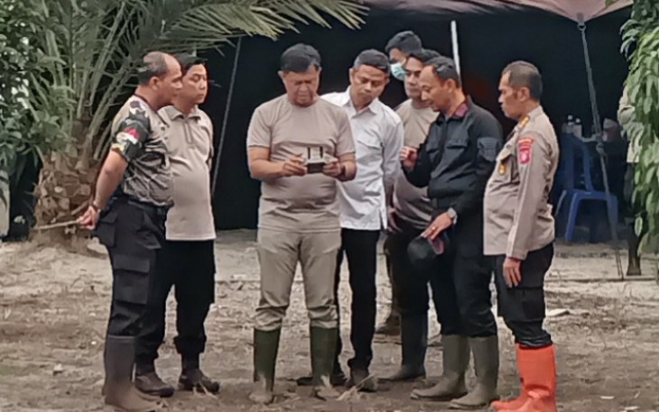 Polda Kalimantan Tengah bersama seluruh unsur Satuan Tugas (Satgas) Karhutla mengintensifkan upaya pemadaman kebakaran hutan dan lahan di Jalan Tjilik Riwut KM 23, Kota Palangka Raya