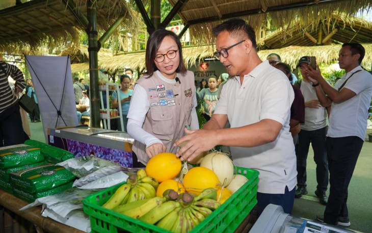 Wakil Menteri Ekonomi Kreatif/Wakil Kepala Badan Ekonomi Kreatif (Ekraf), Irene Umar, meninjau The Local Market ID: Pasar Wiwitan SCBD di SCBD Park, Jakarta, Minggu (6/9/2026)