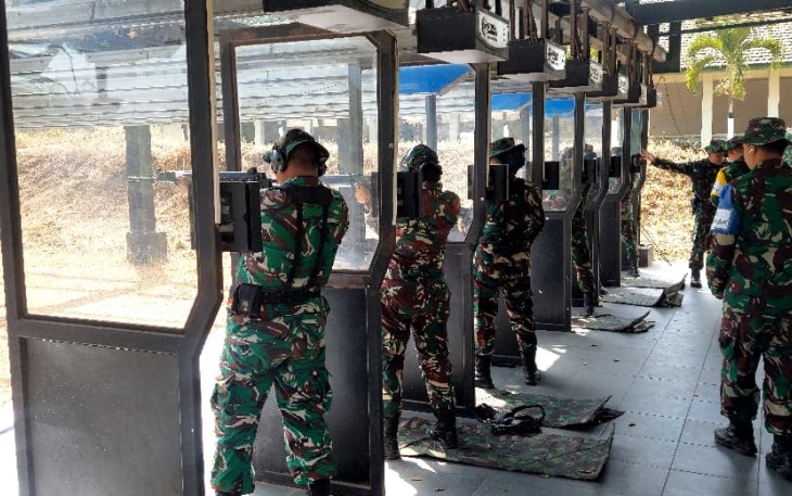 Latihan menembak pistol