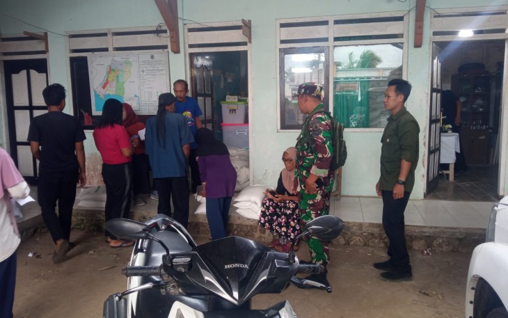 Pengawalan pendistribusian bantuan pangan 