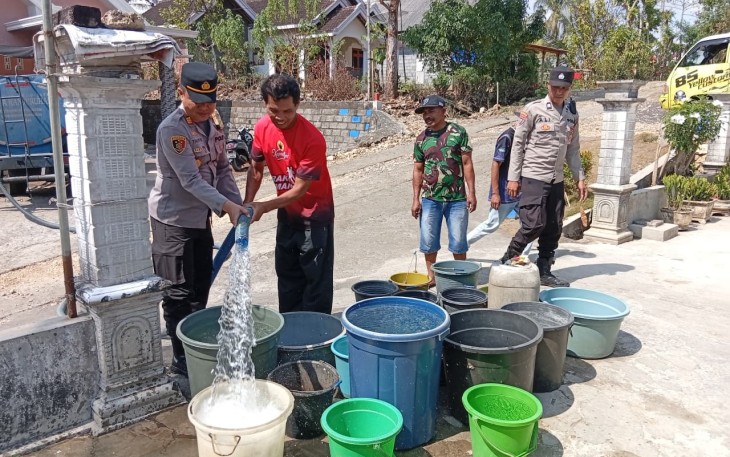 Polres Malang Salurkan Bantuan Air Bersih untuk Warga Terdampak Kekeringan di Bantur