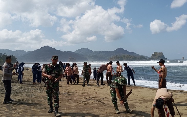 Koramil 0806-11/Panggul Gelar Karya Bakti Peduli Sampah di Pantai Kili-Kili