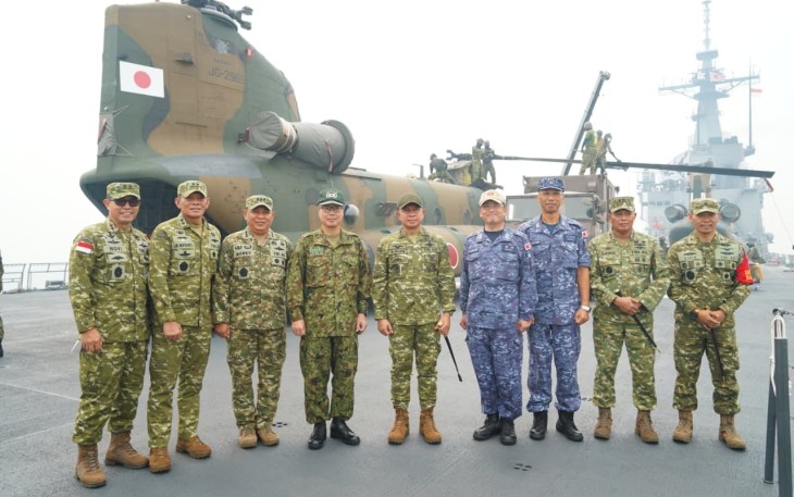 Panglima TNI Jenderal TNI Agus Subiyanto meninjau kapal perang Jepang JS Kunisaki (LST-4003) di Dermaga Kijing, Kabupaten Mempawah, Kalimantan Barat, Kamis (10/9/2026)
