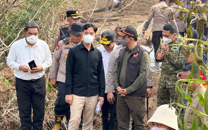 Kepala BNPB Letjen TNI Dr. Suharyanto S.Sos., M.M., (rompi dan baju tundra) saat mendampingi Wakil Presiden RI Gibran Rakabuming (kemeja hitam) dalam peninjauan kebakaran hutan dan lahan di Banjarbaru, Kalimantan Selatan, Kamis (10/9)