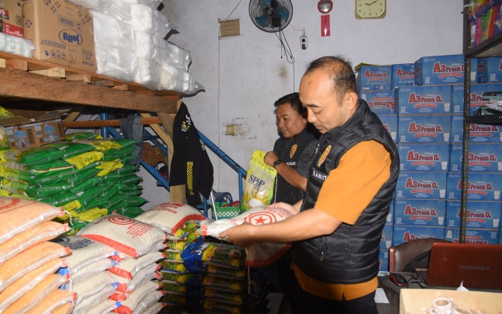 Satgas Pangan Polres Bondowoso Pastikan Harga Beras di Pasar Induk Sesuai HET