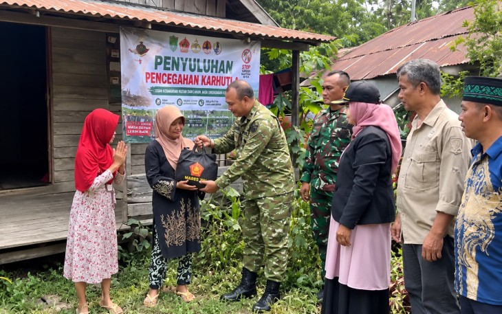 TNI Gencarkan Penyuluhan Door to Door Cegah Karhutla di Kabupaten Sambas