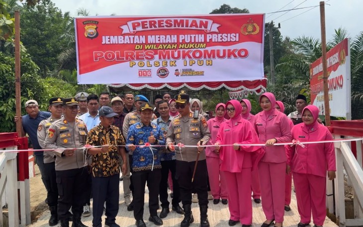 Kapolres Mukomuko Resmikan Jembatan Merah Putih Presisi di Cinta Asih
