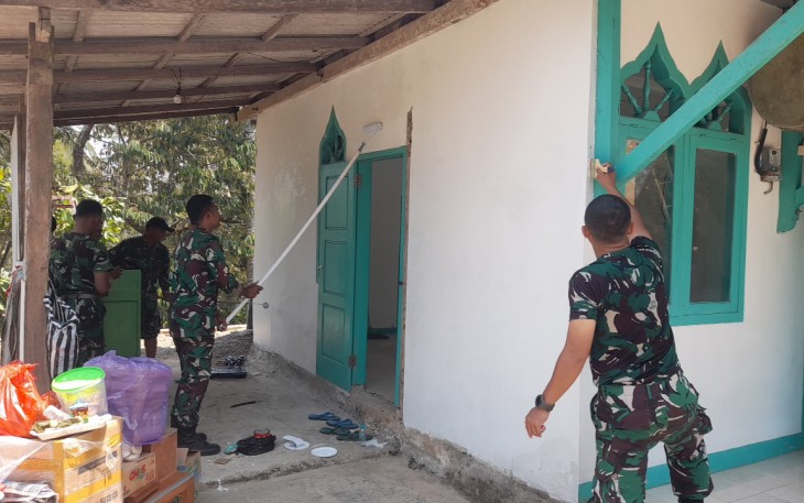 Koramil 0801/08 Tulakan Gelar Karya Bhakti di Mushola Baitul Muttaqin Desa Ngumbul