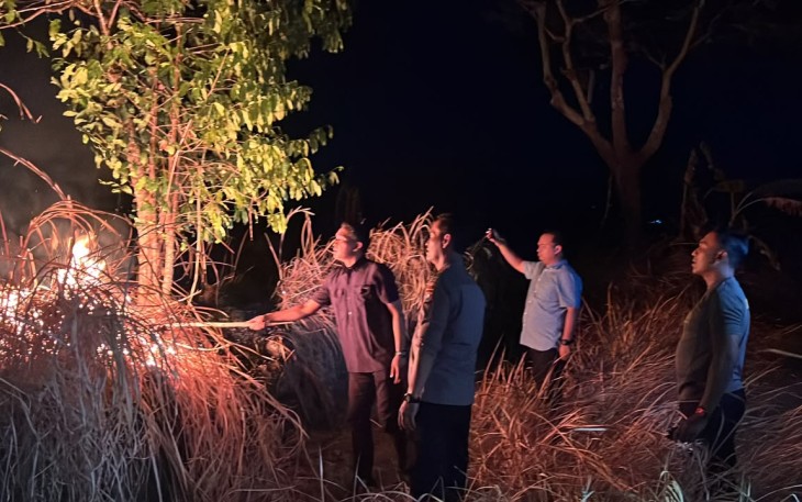 Polres Ngawi dan Tim Gabungan Buat Sekat Bakar dan Dirikan Posko Antisipasi Karhutla Lawu Utara Meluas