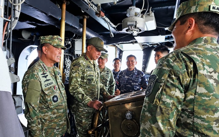 Panglima TNI Jenderal TNI Agus Subiyanto mengunjungi kapal induk ringan ITS Giuseppe Garibaldi yang tiba dan bersandar di Dermaga 107, Pelabuhan Tanjung Priok,