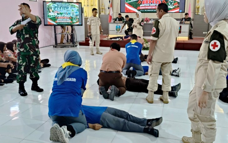 TNI Cetak Rekor MURI Lewat Pelatihan BHD Serentak, 150 Pelajar Madiun Terlibat