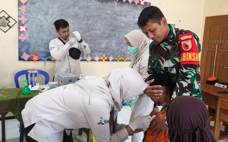 Babinsa Dampingi BIAS di MI Mambaul Ulum, Dorong Anak Sehat dan Terlindungi Sejak Dini