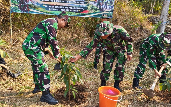 Tanam Pohon di Brumbun, Babinsa Wungu Ajak Warga Jaga Lingkungan untuk Generasi Mendatang