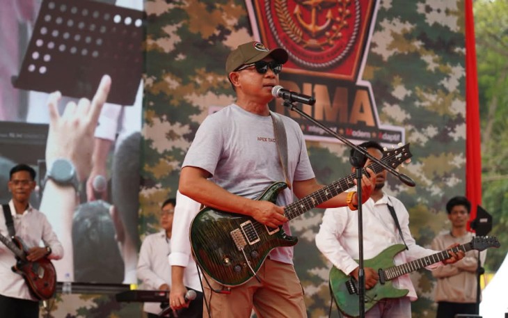 Panglima TNI Jenderal TNI Agus Subiyanto menyanyikan lagu dengan petikan gitarnya saat penutupan lomba tembak Piala Panglima TNI 2026 di Lapangan Tembak Divif 1 Kostrad, Cilodong, Depok, Minggu (20/9)