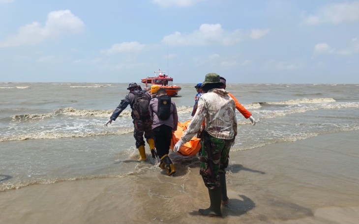 Evakuasi Dua Jenazah di Pesisir Seruyan, Keduanya Mengenakan Life Jacket Bertuliskan Virgo Transport 8 