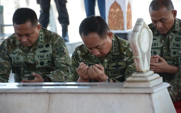 Panglima TNI Jenderal TNI Agus Subiyanto melaksanakan ziarah ke makam Presiden RI ke-2 Jenderal Besar TNI (Purn) Soeharto di Astana Giribangun, Karanganyar, Jawa Tengah