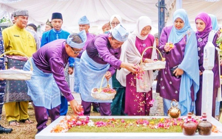 Gubernur Ansar dan Wagub Nyanyang Kenang Jasa Para Pejuang, Tabur Bunga di Taman Makam Pahlawan