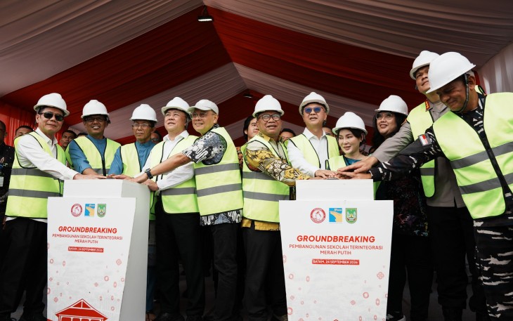 Kepala BP Batam/Wali Kota Batam Amsakar Achmad, didampingi Wakil Kepala BP Batam/Wakil Wali Kota Batam Li Claudia Chandra dan Ketua Yayasan Merah Putih Eddy Hussy