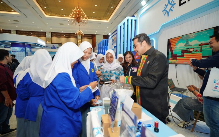Menteri Ekonomi Kreatif/Kepala Badan Ekonomi Kreatif (Ekraf), Teuku Riefky Harsya (kanan), meninjau salah satu stan pada Festival Ekonomi Keuangan Digital Indonesia & Indonesia Fintech Summit and Expo (FEKDI x IFSE) 2026 di Jakarta International Convention Center (JICC), Jakarta, Jumat (25/09/2026)