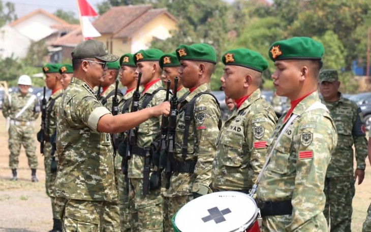 Wakil Panglima TNI Jenderal TNI Tandyo Budi R., bersama Menteri Pertahanan RI Sjafrie Sjamsoeddin dan Wakil Kepala Staf Angkatan Darat Letjen TNI Muhammad Saleh Mustafa, meninjau Batalyon Infanteri Teritorial Pembangunan (Yonif TP) 339/Jaya Perkasa di Sumedang dan Yonif TP 338/Talaga Manggung di Majalengka
