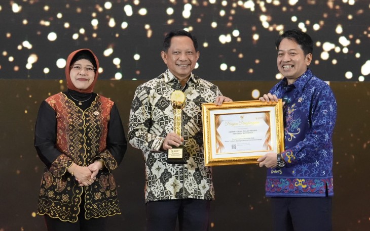 Kementerian Dalam Negeri (Kemendagri) meraih penghargaan pada kategori kementerian dalam Anugerah Hari Statistik Nasional Tahun 2026 