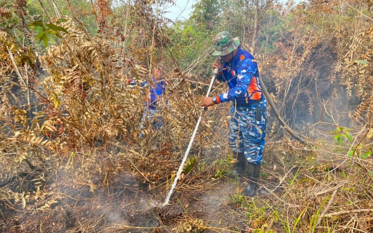 Jaga Gambut Tetap Aman, Satgas Darat Lanud Sjamsudin Noor Perkuat Pembasahan Berkelanjutan  