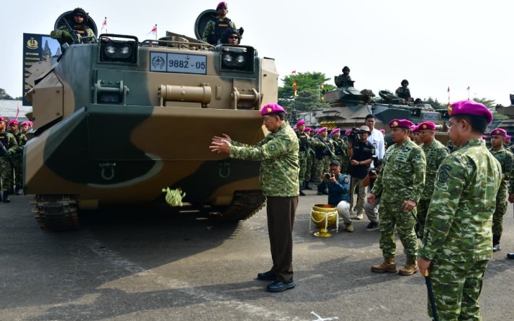 Perkuat Kemampuan Operasi Amfibi, Menhan RI Serahkan 12 Unit Ranpur AAV M-35 Kepada TNI AL