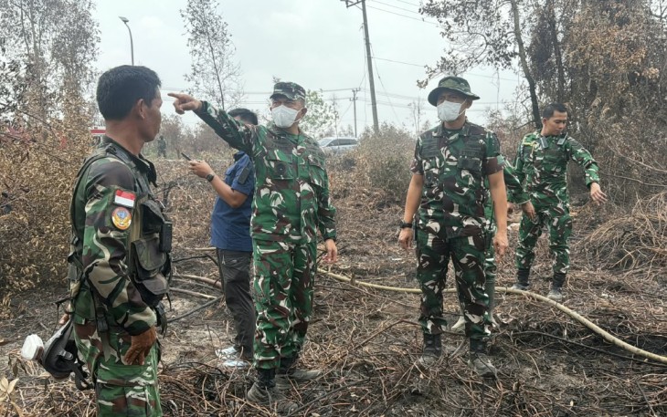 Panglima Kodam XXII/Tambun Bungai, Mayjen TNI Zainul Arifin, S.A.P., M.Sc., melakukan pengecekan langsung penanganan kebakaran hutan dan lahan (Karhutla) di Posko Karhutla Sambang Lihum, Kabupaten Banjar