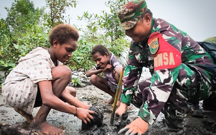 Jaga Kelestarian Lingkungan, Kodim 1710/Mimika Tanam Mangrove Sambut HUT ke-81 TNI