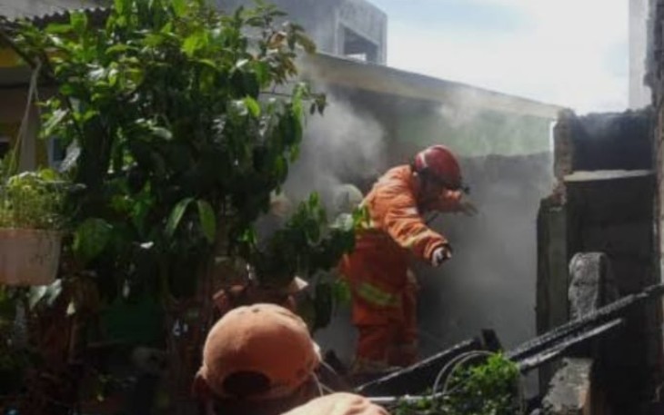 Petugas Suku Dinas Penanggulangan Kebakaran dan Penyelamatan (Gulkarmat) Jakarta Timur memadamkan kebakaran tiga kontrakan di Jalan Pinang Ranti Gang H Bakot, RT 006/RW 001, Pinang Ranti, Makasar, Jakarta Timur