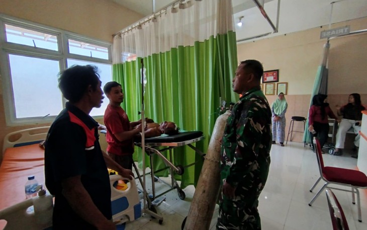 Evakuasi korban terporosok di jurang