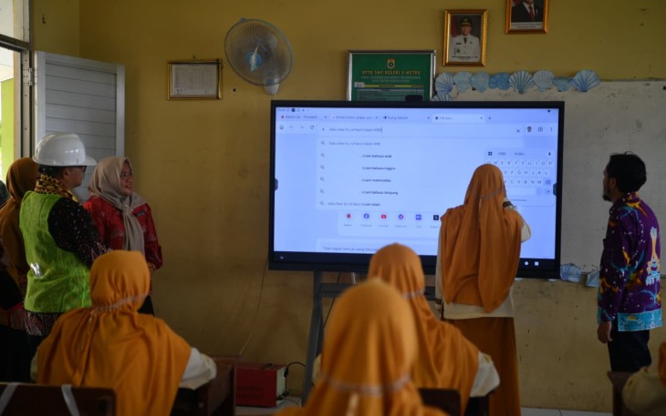 Mendikdasmen menyaksikan pemanfaatan IFP/PID di SMPN 9 Metro, Lampung, Kamis (8/10)