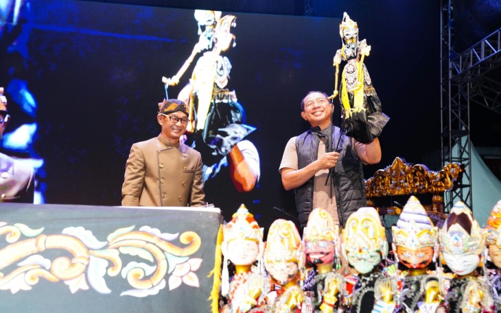 Panglima TNI Jenderal TNI Agus Subiyanto menghadiri acara Pagelaran Wayang Golek