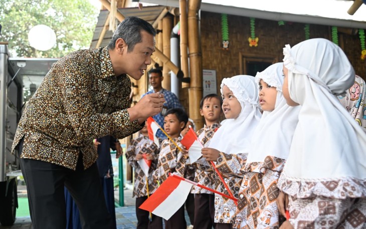 Wakil Menteri Pendidikan Dasar dan Menengah, Fajar Riza Ul Haq, berinteraksi dengan peserta didik saat meninjau pemanfaatan Papan Interaktif Digital (PID) dalam pembelajaran di TK IT Mekar Insani, Yogyakarta, Kamis (15/10/2026).  *(Penulis: Denty A./Editor: Destya/Seno H./Fotografer: Ikram)