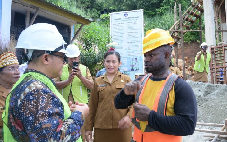 Kisah Musa Lokobal, Buruh Tunawicara Ungkapkan Syukur kepada Mendikdasmen