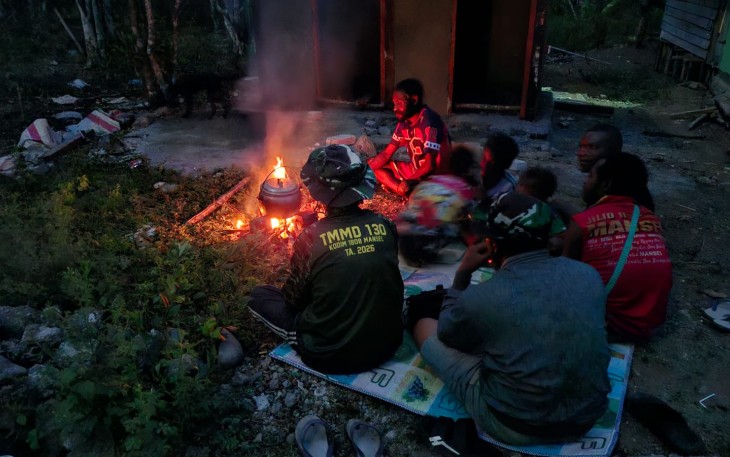 Kehangatan api unggun bersama warga Yamboi