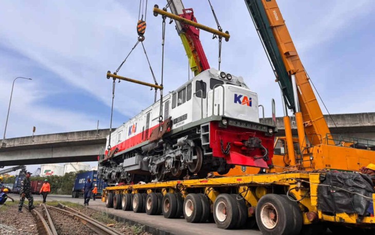 KAI Logistik Distribusikan 4 Lokomotif Hidrolik untuk Perkuat Kesiapan Operasional Angkutan Lebaran