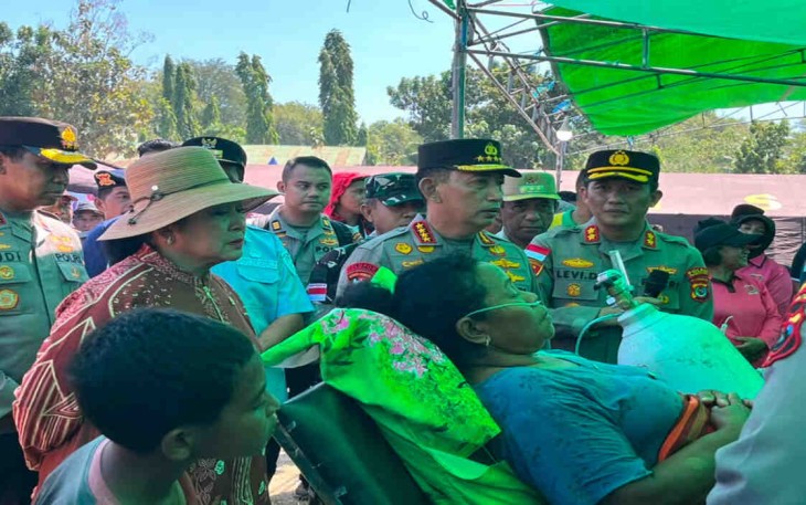 Kapolri Bersama DPR RI Tinjau Pengungsi Gempa Reo dan Serahkan Bantuan Sembako