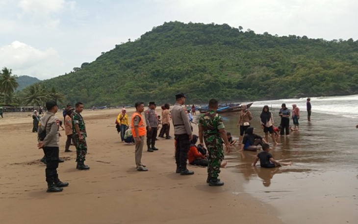 TNI–Polri kembali ditunjukkan secara nyata dalam menjaga keamanan dan ketertiban kawasan wisata Pantai Konang, Desa Nglebeng, Kecamatan Panggul, Kabupaten Trenggalek, Minggu (4/1/2026).