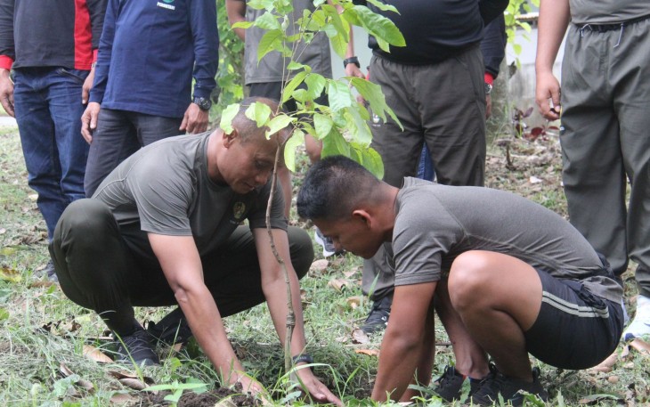 Danmenarmed 2 Kostrad saat Pimpin Gerakan Tanam Pohon di wilayah satuan, Malang, Jumat (02/01/2026).