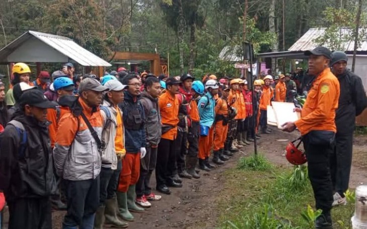 Komandan Regu Basarnas Surakarta, Tri Puji Sugiarto, memberikan pengarahan kepada personel tim SAR gabungan terkait pencarian lanjutan terhadap Yasid Ahmad Firdaus (26) di Bukit Mongkrang, Gondosuli, Tawangmangu.