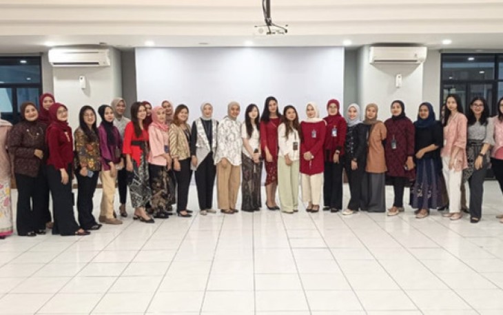 Pekerja BRI Branch Office Kramat Gunakan Pakaian Nasional Terbaik