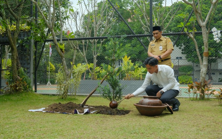 Penanaman pohon oleh Wapres RI Gibran Rakabuming di UKSW, Senin (26-02-2026).
